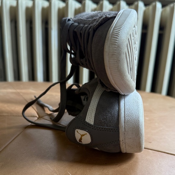 Puma Women's Gray Suede Low-Top Sneakers with White Formstripe - Picture 10 of 12